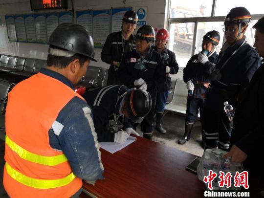圖為甘肅應急管理部門對采礦復工復產進行安全檢查。(資料圖) 圖為甘肅應急管理部門對采礦復工復產進行安全檢查。(資料圖)